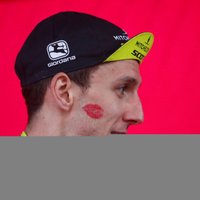 Kopvērtējuma līderis Jeitss uzvar sarežģītā 'Giro d'Italia' posmā