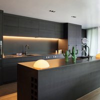 Melnā krāsa virtuves interjerā – no akcentiem līdz pilnai iekārtai