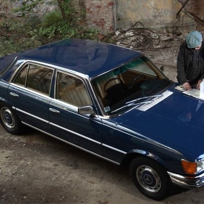 Video: Timrots iepazīst 1973. gada 'Mercedes 280 SE' kā tikko no rūpnīcas
