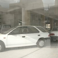 Foto: 90. gados pamests 'Subaru' dīlercentrs Maltā