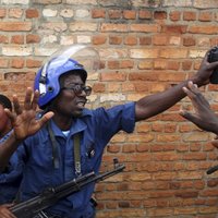 Dramatiski foto: Bužumburas policiste krīt pūļa nežēlastībā