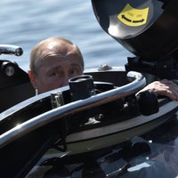 Foto: Kamēr Maskavā aiztur demonstrantus, Putins ar batiskafu laižas jūras dzelmē