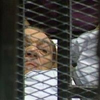 Отбывающий пожизненное заключение Хосни Мубарак получил травму головы