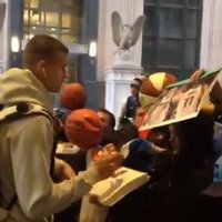 Video: Porziņģis sniedz autogrāfus un neparakstās uz 'Knicks' krekla