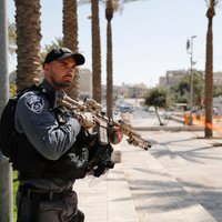 Trīs palestīnieši Jeruzalemē nošauj divus policistus