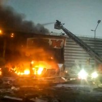 Maskavas tirdzniecības centrā izcēlies milzu ugunsgrēks