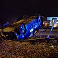 ФОТО, ВИДЕО: Страшная авария в Иманте - Jaguar столкнулся с такси