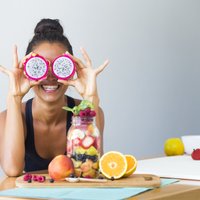 Seši ieteikumi, kā ēst un dzert ceļā uz veselīgāku ādu
