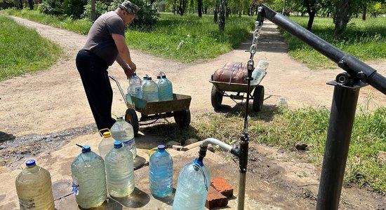 Neizturami sadzīves apstākļi. Kā okupētajās Ukrainas teritorijās pilsētnieki dzīvo bez ūdensapgādes