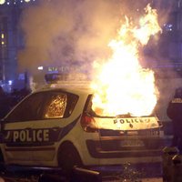 Protesti Francijā: Valdība apturēs nodokļu celšanu degvielai