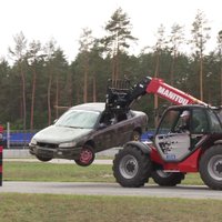 'Ātruma cilts': Nitišs, Baumanis un Odiņš sacenšas meistarībā pie autoiekrāvēja stūres