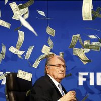 FIFA skandāls: 'Ziemeļkorejas delegāts' Blateru preses konferencē nokaisa ar banknotēm