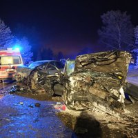 Foto: Baisā avārijā Igaunijā lūžņos pārvērstas trīs automašīnas