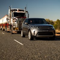 Video: 'Land Rover Discovery' velk 110 tonnu auto sastāvu