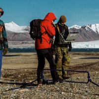Bez ieroča nekur. Latviešu polārpētnieku ekspedīcija uz leduslāču zemi Svalbāru