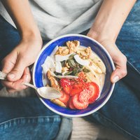 Apēd par daudz, nemaz neapzinoties: kļūdas porciju izvēlē, kuru dēļ svars nekrītas