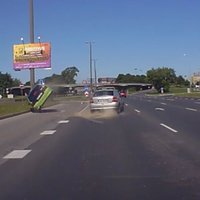 Iespaidīgs video: Auto Krasta ielā apmet kūleni