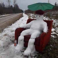 Foto: Sniegavīrs klubkrēslā atpūšas Pļaviņu ceļmalā