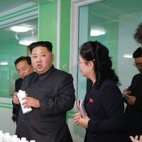 Foto: Kims Čenuns ar sievu aplūko Ziemeļkorejas kosmētikas labumus