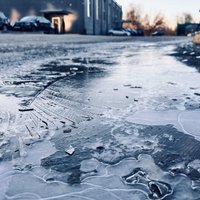 Daudzviet apledo autoceļi; sniegotos posmus tīra 59 ziemas tehnikas vienības