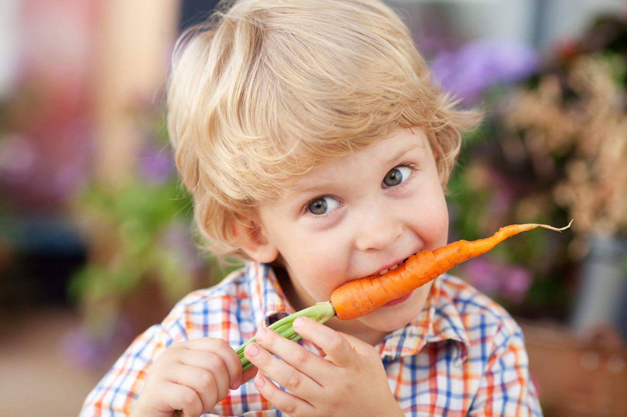 Что нужно есть чтобы был мальчик. Овощи для детей. Овощи и фрукты для детей. Мальчик ест морковку. Ребенок ест овощи и фрукты.