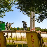 Vīrietim par padomju pieminekļa bojāšanu ar āmuru Uzvaras parkā piemēro 100 eiro sodu
