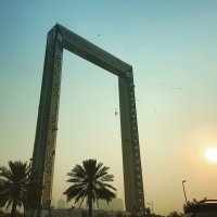 Dubaijā uzcelts 150 metrus augsts 'fotorāmis', ko vainago stikla tilts