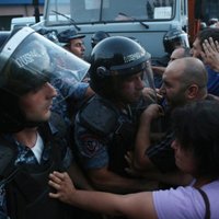 В Ереване начались столкновения протестующих с полицией