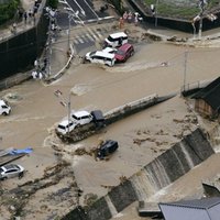 Japānā lietusgāžu izraisītos plūdos bojā gājuši vismaz 27 cilvēki