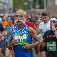 ФОТО: люди по столичным улицам бегут Рижский марафон
