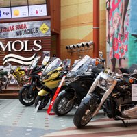 Foto: Jaunākie motociklu modeļi un retro mopēdi jau apskatāmi 'Molā'