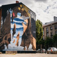Pazīstamais grafiti mākslinieks OZMO pabeidzis jaunu sienas gleznojumu Liepājā