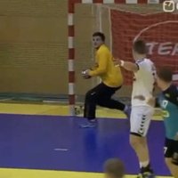 Video: Latvijas handbola izlases vārtsargs izceļas ar precīzu metienu pret Igauniju