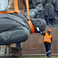 ФОТО: В Запорожье снесли самый большой на Украине памятник Ленину