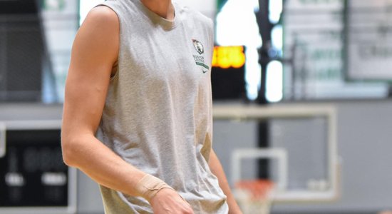 Foto, video: Porziņģis labā omā aizvada pirmo treniņu Bostonas 'Celtics' kreklā