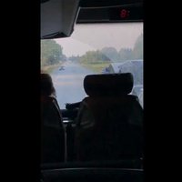 Video: 'Ecolines' autobuss apdzen un traucas pa pretējo joslu