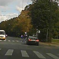 Video: Autovadītājs Rīgā uz gājēju pārejas gandrīz notriec divus cilvēkus