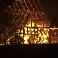 ЧП под Елгавой: огонь уничтожил дом, хозпостройки и столб линии электропередач
