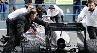 'McLaren' tehnisku problēmu dēļ priekšlaicīgi pabeidz testus Barselonā