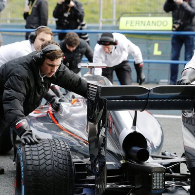 'McLaren' tehnisku problēmu dēļ priekšlaicīgi pabeidz testus Barselonā