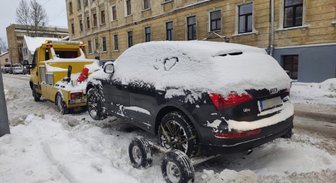 Foto: Policija Rīgā evakuē automobiļus, kas traucē sniega izvešanai
