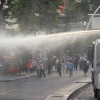 Turcijas valdība aizstāv sasniegumus demokrātijas jomā; protesti turpinās
