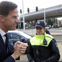 Nīderlandes vadības vadītājs atvainojas par pāragro ierobežojumu atcelšanu