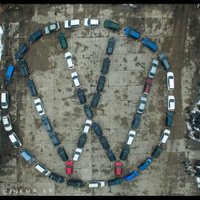 Auto emblēmu veidošanas trakums Rumbulā turpinās – šoreiz VW