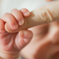Психолог объясняет, какая помощь нужна семьям преждевременно родившихся малышей