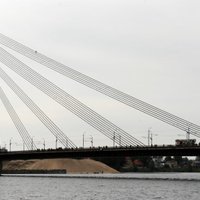 Šīsvasaras Vanšu tilta kāpējam tiesa liek ārstēties