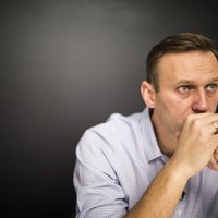 Навальный утверждает, что позвонил своему отравителю, и тот "фактически признался" ему в попытке убийства