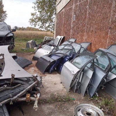 Foto: Atklātas 30 nelikumīgas nolietoto auto izjaukšanas vietas Latvijā