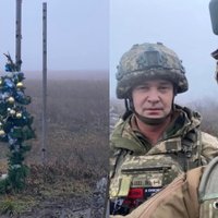 Foto: karavīri netālu no Bahmutas izrotājuši egli; nodēvējuši par Ukrainas 'galveno Ziemassvētku egli'