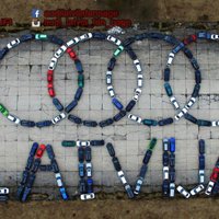 Foto: Rumbulā no 155 'Audi' spēkratiem izveidota markas emblēma